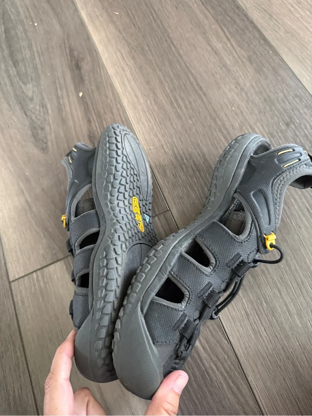 KEEN Men's size 8 Grey & Yellow Outdoor Sandals-great condition